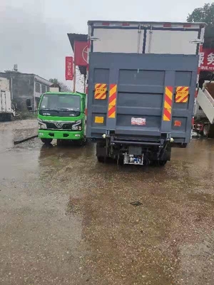 LKW brachte Endstück-Aufzug für Last an und entlädt Waren