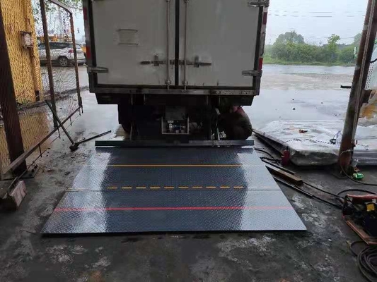 LKW brachte Endstück-Aufzug für Last an und entlädt Waren