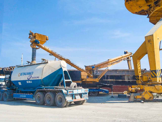 Kompakter Schraubenschiffsentlader angewendet, um Zement am Seehafen zu entladen