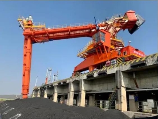 Schiffsentlader mit 1200 t/h Schraube im Seehafen