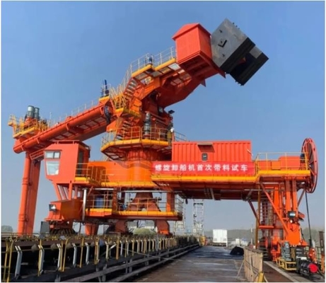 Schiffsentlader mit 1200 t/h Schraube im Seehafen