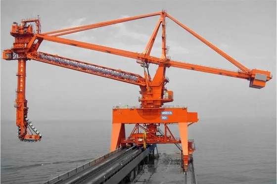 Schiffsentlader mit 1200 t/h Schraube im Seehafen