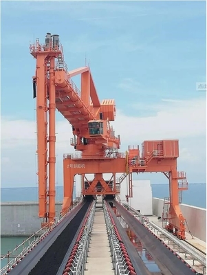 Schiffsentlader mit 1200 t/h Schraube im Seehafen
