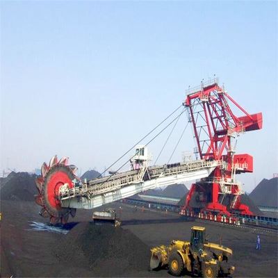 Viehhof, der System für den Massenmaterialtransport stapelt und zurückfordert