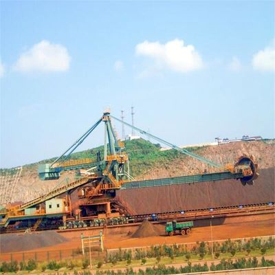 Viehhof, der System für den Massenmaterialtransport stapelt und zurückfordert