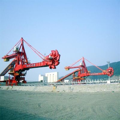 Viehhof, der System für den Massenmaterialtransport stapelt und zurückfordert