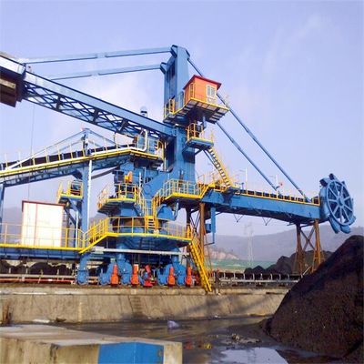 Viehhof, der System für den Massenmaterialtransport stapelt und zurückfordert