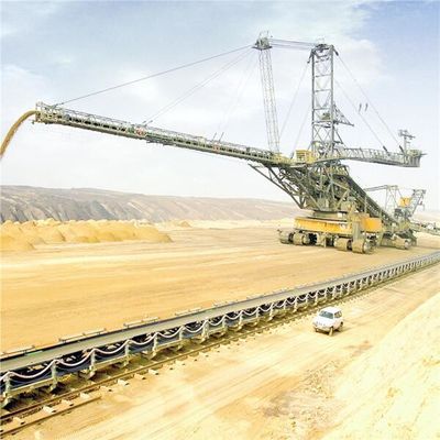 Viehhof, der System für den Massenmaterialtransport stapelt und zurückfordert