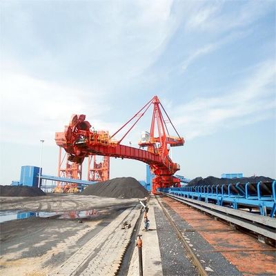 Viehhof, der System für den Massenmaterialtransport stapelt und zurückfordert