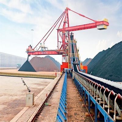 Viehhof, der System für den Massenmaterialtransport stapelt und zurückfordert