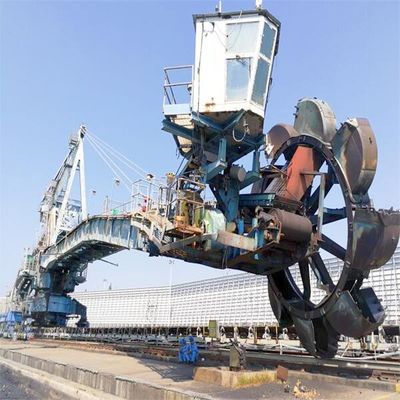 Viehhof, der System für den Massenmaterialtransport stapelt und zurückfordert