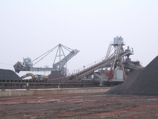 Viehhof, der System für den Massenmaterialtransport stapelt und zurückfordert