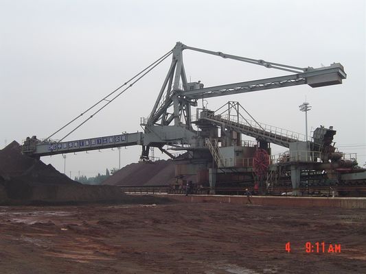 Viehhof, der System für den Massenmaterialtransport stapelt und zurückfordert