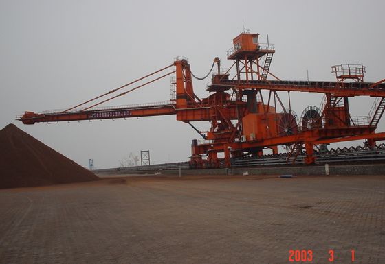 Viehhof, der System für den Massenmaterialtransport stapelt und zurückfordert